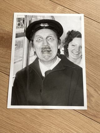 Stephen Lewis - Rare 1975 Press Photo.  On The Buses