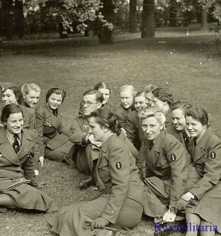 Port.  Photo: Rare Wehrmacht Uniformed Helferin Blitzmädel Girls In Field (1)