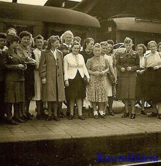 Rare Female Wehrmacht Blitzmädel Helferin Girls At Railway Station (1)