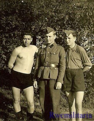 Rare Trio German Elite Waffen Soldiers In Buddy Pose In Field For Pic