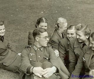 Port.  Photo: Rare Wehrmacht Uniformed Helferin Blitzmädel Girls In Field (2)