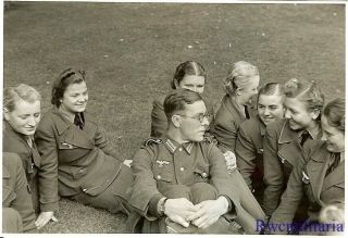 Port.  Photo: RARE Wehrmacht Uniformed Helferin Blitzmädel Girls in Field (2) 2
