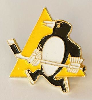Ice Hockey Penguin Pin Badge Rare Vintage (k23)