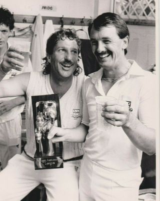 Rare 10 X 8 Press Picture - Ian Botham & Phil Neale Worcestershire 1987