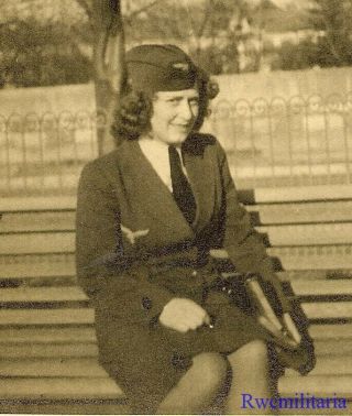 Port.  Photo: Rare Luftwaffe Uniformed Female Helferin Blitzmädel Girl On Bench