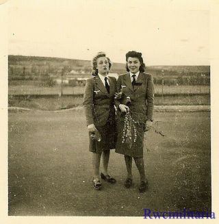 RARE Full Outdoor Pic Pair Female Luftwaffe Blitzmädel Helferin Girls 2