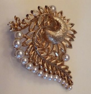 Large Vintage Signed Lisner Gold Tone Leaf Shaped Pin With Faux Pearls
