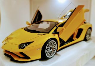 Lamborghini Aventador S (giallo Orion/pearl Yellow) 1/18 Model Car | Autoart
