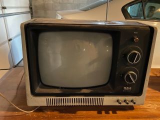 Vintage 1975 RCA Solid State TV. 2
