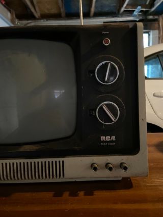 Vintage 1975 RCA Solid State TV. 3