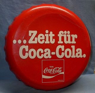 Vintage Trink Coca - Cola Zeit Fur Koffeinhaltig Lg 9 " Plastic Cap Maine Barn Find
