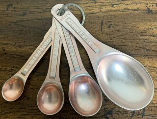 Vintage Light Pink Aluminum Measuring Spoon Set U.  S.  Standard