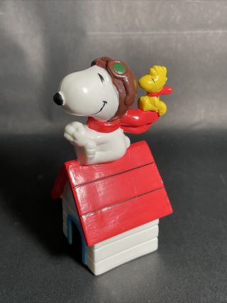 Vintage Peanuts : Flying Ace Snoopy & Woodstock On Doghouse Mini Figure / Bg