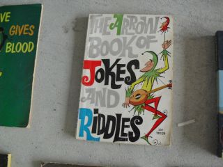 Vintage 1966 Childrens Paperback Book Arrow Book Of Jokes And Riddles