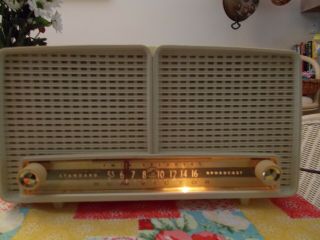 Vintage Bakelite Rca Twin Speaker Am Tube Radio W/phono Input -