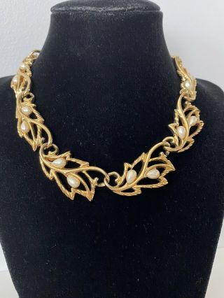 Vintage Trifari Tm Gold Tone And Faux Pearls Necklace