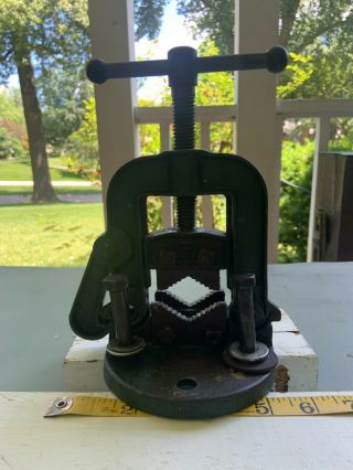 Vintage Table Top Pipe Vise,  No 00 - H - 15