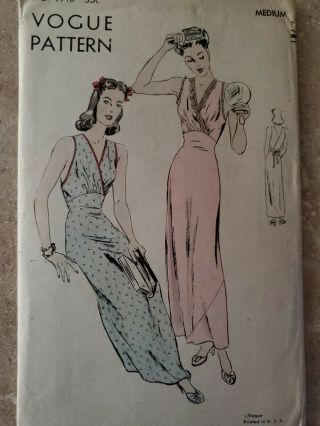 Vintage Vogue Pattern 9710 - " Easy - To - Make " Nightgown - Size Med - 1940s