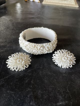 Cool Vintage White Plastic Hinged Bracelet And Clip On Earrings Flower Design