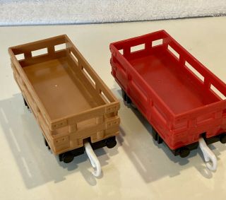 2009 - 2 Pc - Freight Cargo Cars - Thomas & Friends Trackmaster Train - Vguc