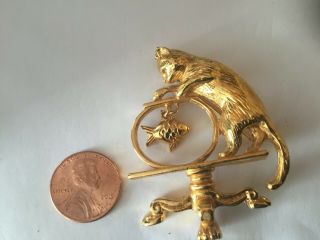 Vintage Avon Gold Tone Cat On Table W/dangling Fish In Bowl Brooch Pin J249
