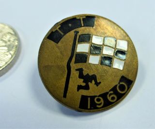 Vintage 1960 Isle Of Man Tt Races Round Badge With Triskelion,  Chequered Flag