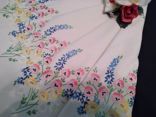 VINTAGE HAND EMBROIDERED CREAM TABLECLOTH STUNNING CIRCLES OF FLOWERS 2