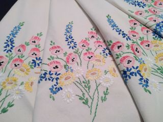 VINTAGE HAND EMBROIDERED CREAM TABLECLOTH STUNNING CIRCLES OF FLOWERS 3