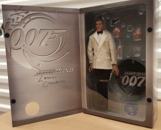 Sideshow 007 Legacy: Roger Moore As James Bond 12 " 1/6 Scale Figure