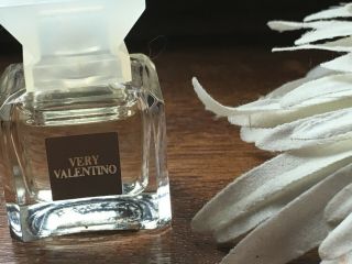 Very Valentino Eau De Toilette 4.  5ml,  Miniature Vintage.  Collectable Parfume