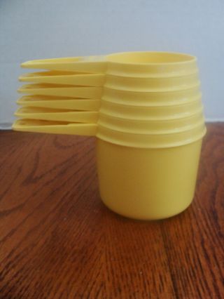 Vtg Tupperware Complete Set Of 6 Yellow Measuring Cups 1/4,  1/3,  1/2,  2/3,  3/4 & 1 C