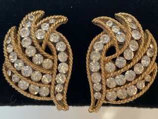 Vintage Crown Trifari Crystal Rhinestone Textured Gold Tone Retro Clip Earrings