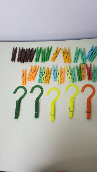 Vintage 5 Plastic Clothes Pin Hangers Laundry Hooks And 30 Clothes Pins