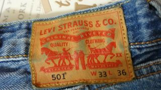 vintage levi strauss and co 501 men ' s blue jeans W33/L36 regular straight fit 2