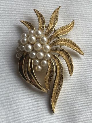 Vintage Crown Trifari Faux Pearl And Gold Tone Flower / Leaf Brooch Signed