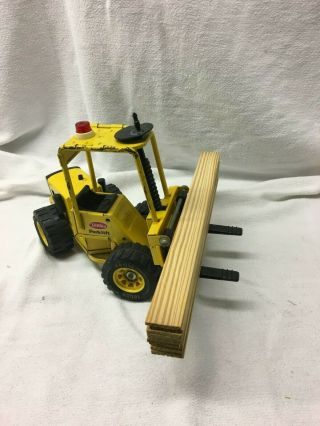 VINTAGE 1970 ' S SMALL TONKA FORKLIFT WITH LIFT AND MOVEABLE FORKS 3