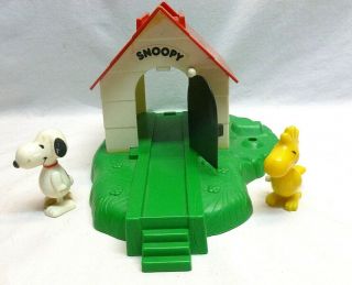 Vintage Hasbro Peanuts Snoopy Woodstock Dog House Toy Play Set Retro 70s