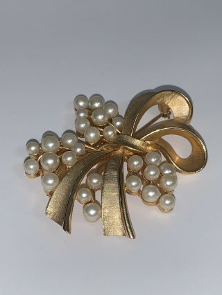 Signed Crown Trifari Vintage Gold Tone & Faux Pearl Brooch Pin