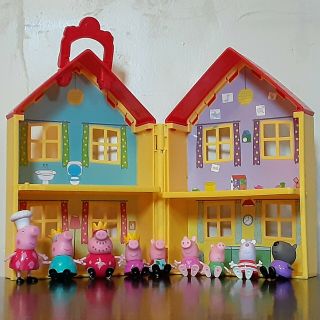 Peppa Pig Deluxe Play House Toy And 9 Figures