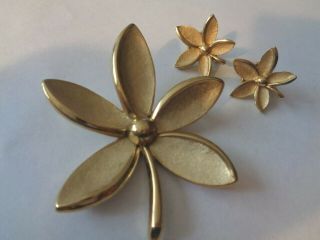 Vtg Crown Trifari Gold Flower Brooch And Earrings.  Signed