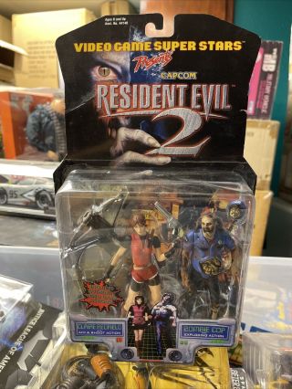 Toy Biz 1998 Resident Evil 2 Claire Redfield W Zombie Cop