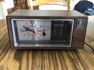 Vintage Ge General Electric Model 7 - 4550d Alarm Clock Radio Wood Grain