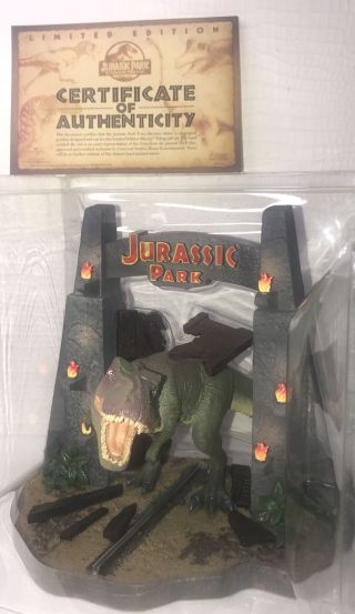 Jurassic Park World Ultimate Trilogy T - Rex Crashing Gate Statue Exclusive