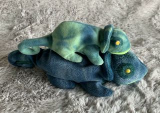 Ty Beanie Babies - Iggy The Ty - Dye Iguana And Baby Rainbow Tags Collectable