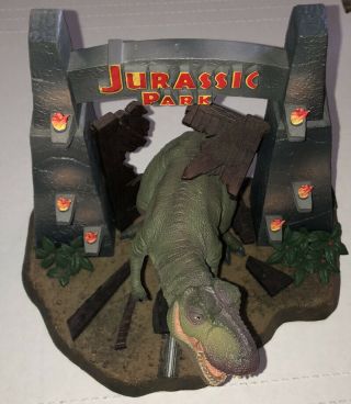 Jurassic Park World Ultimate Trilogy T - Rex Crashing Gate Statue Exclusive 2011