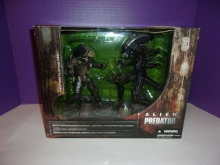Mcfarlane Alien & Predator Movie Maniacs Series 5 Deluxe Boxed Figure Set
