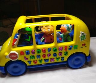 Leap Frog Fun And Learn Phonics Bus Alphabet Electronic Learning Toy