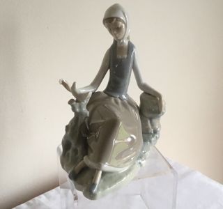 Vintage Lladro Porcelain Girl Figurine Looking At A White Dove Model 4660